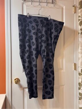NWOT Torrid flocked skull pixie pant